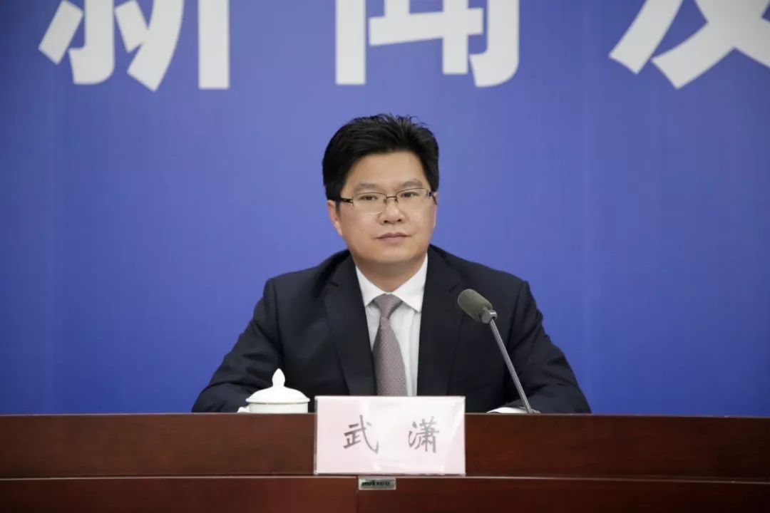 发布人:省国资委党委副书记,副主任项小龙(夏雨晴 摄)新闻发布会现场