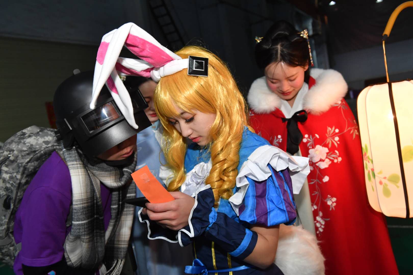 由动漫cosplay大赛,宅舞大赛,舞台展演等组成的二次元主题的传统漫展