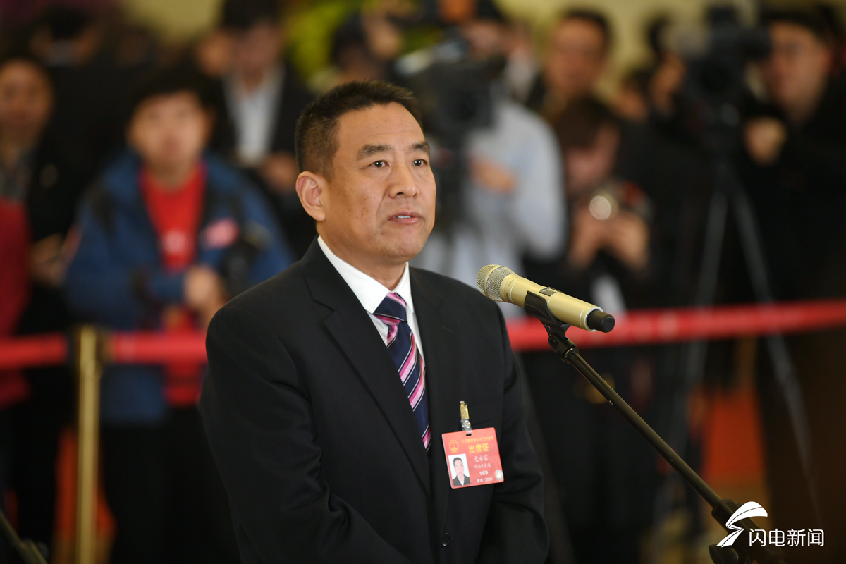 全国人大代表,河南远东生物工程公司技术部部长党永富回答记者提问.