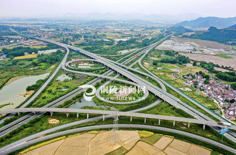 5月12日,航拍的义安区钟鸣镇境内的沪渝高速与铜南宣高速交会立交桥.