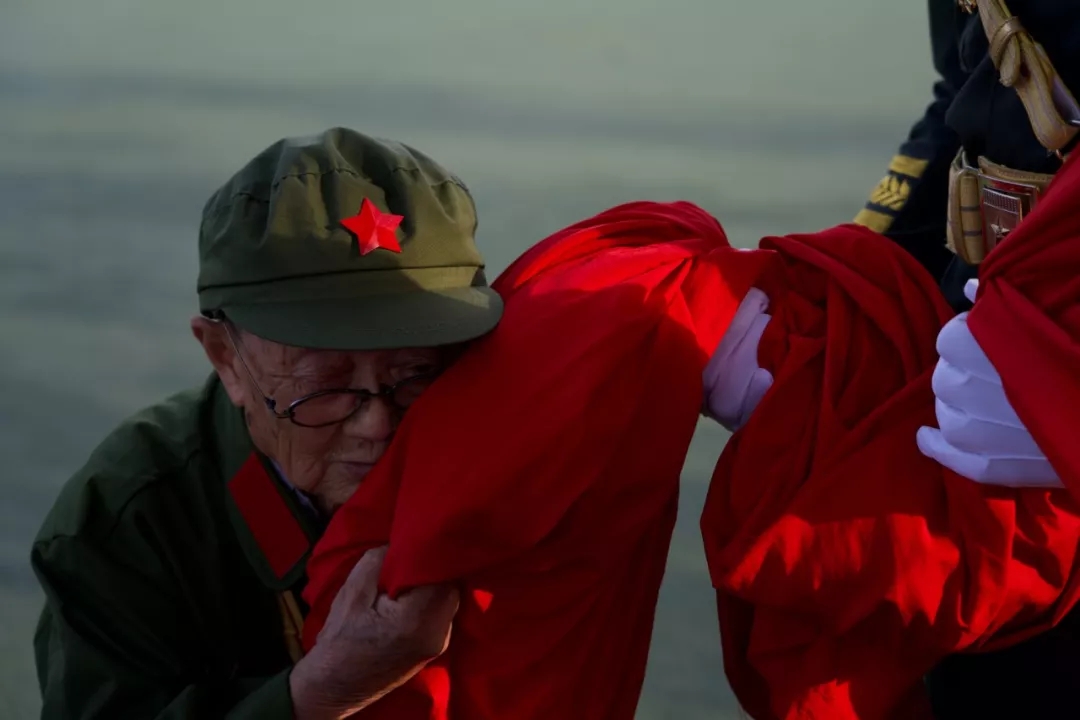 天安门前,德州94岁老兵无声告白