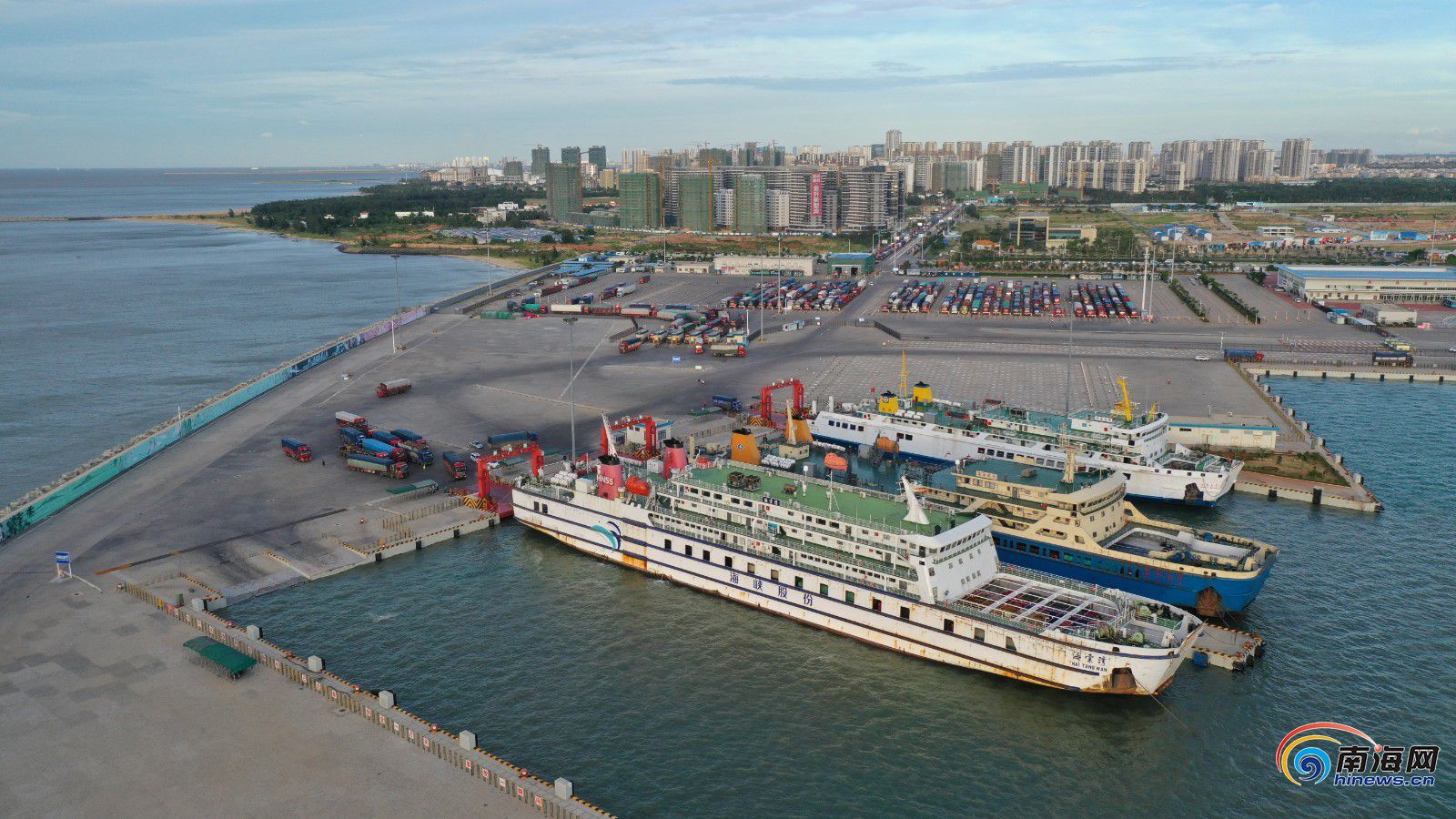 海口新海港外待渡货车排数公里长队预计4日凌晨可疏运完毕