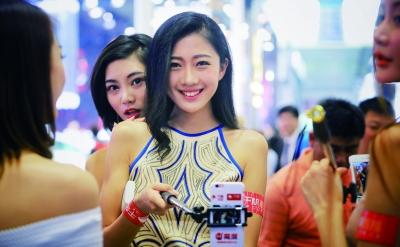 北京车展网络主播着装暴露 所用软件评级低俗