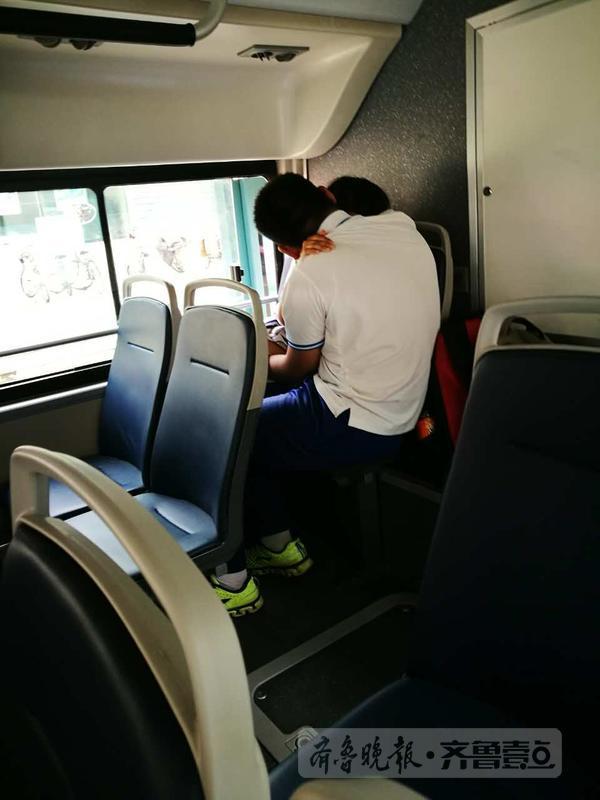 济南小情侣公交车上热吻引乘客侧目