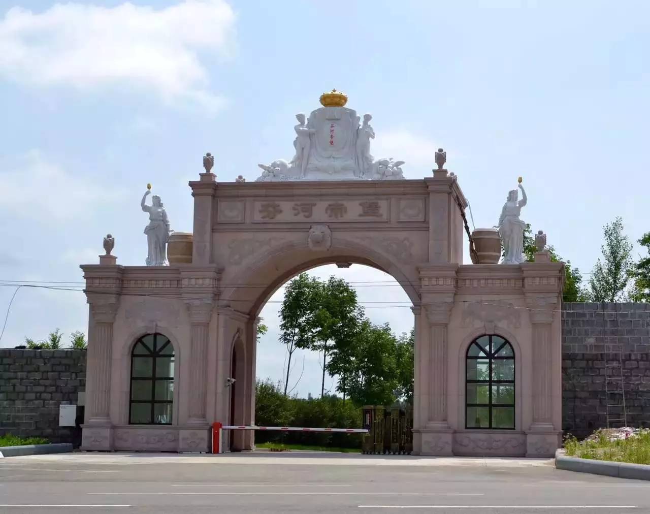 来到芬河帝堡,首先看到的便是酒窖前7000平米的葡萄藤试验园.