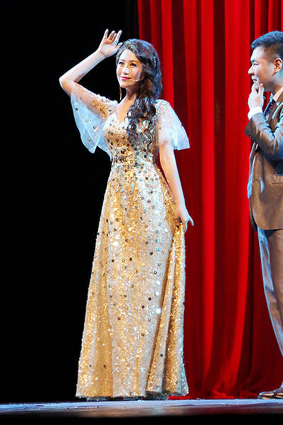 马丽话剧演不停 搞笑依旧颜值翻倍