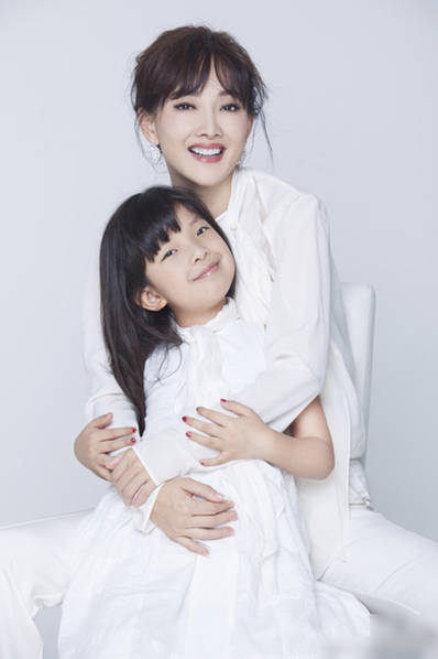 牛莉九岁女儿近照曝光五官长开被赞变美