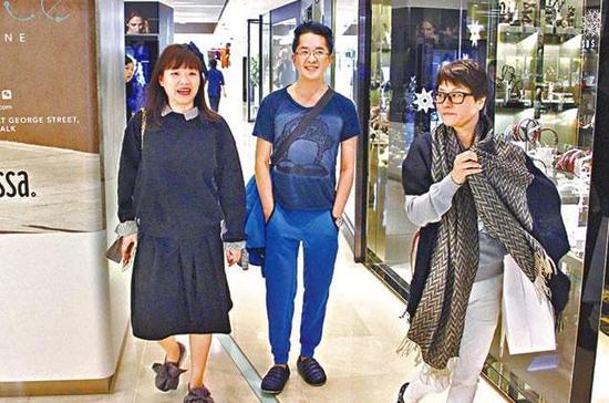 据香港媒体报道,邓兆尊真的很有桃花运,除了有大老婆carmen,情妇樱桃