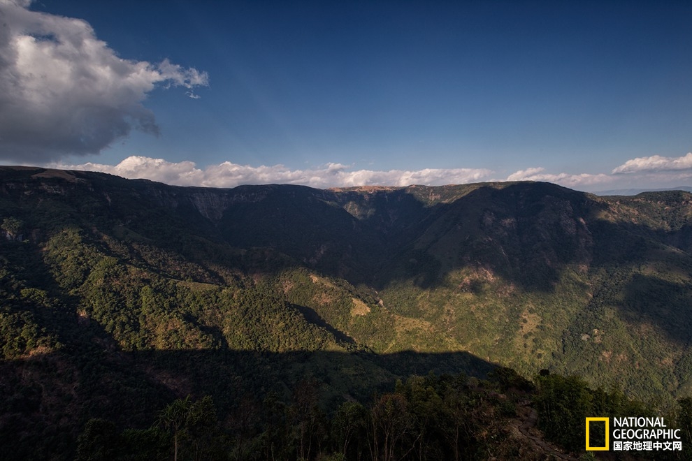 落差数百米的乞拉朋齐山谷