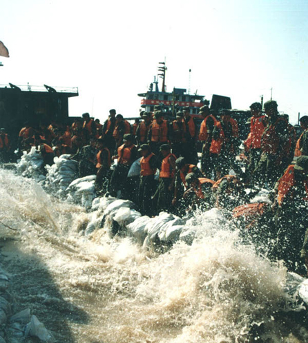 1998年长江抗洪抢险图片