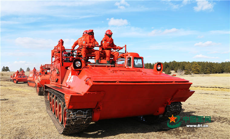 组图:武警森林部队野外演练出动装甲车