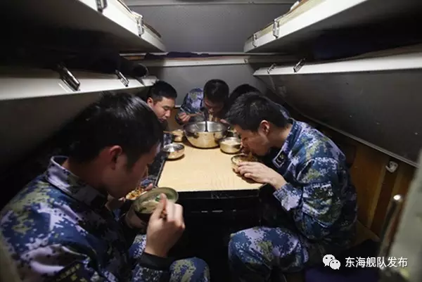 潜艇兵就餐不像岸勤单位或者水面舰艇部队,有专门的餐厅