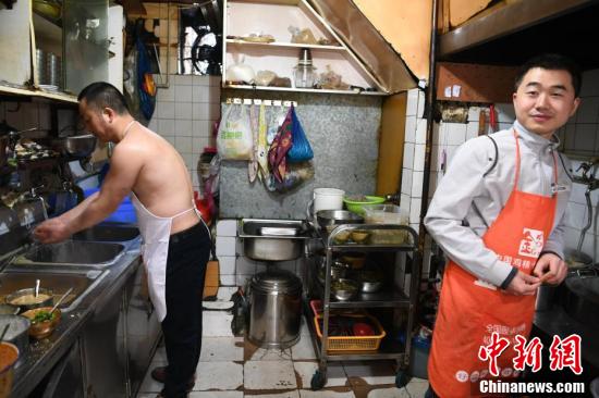 四川火娃十年不怕冷坚持赤裸上身