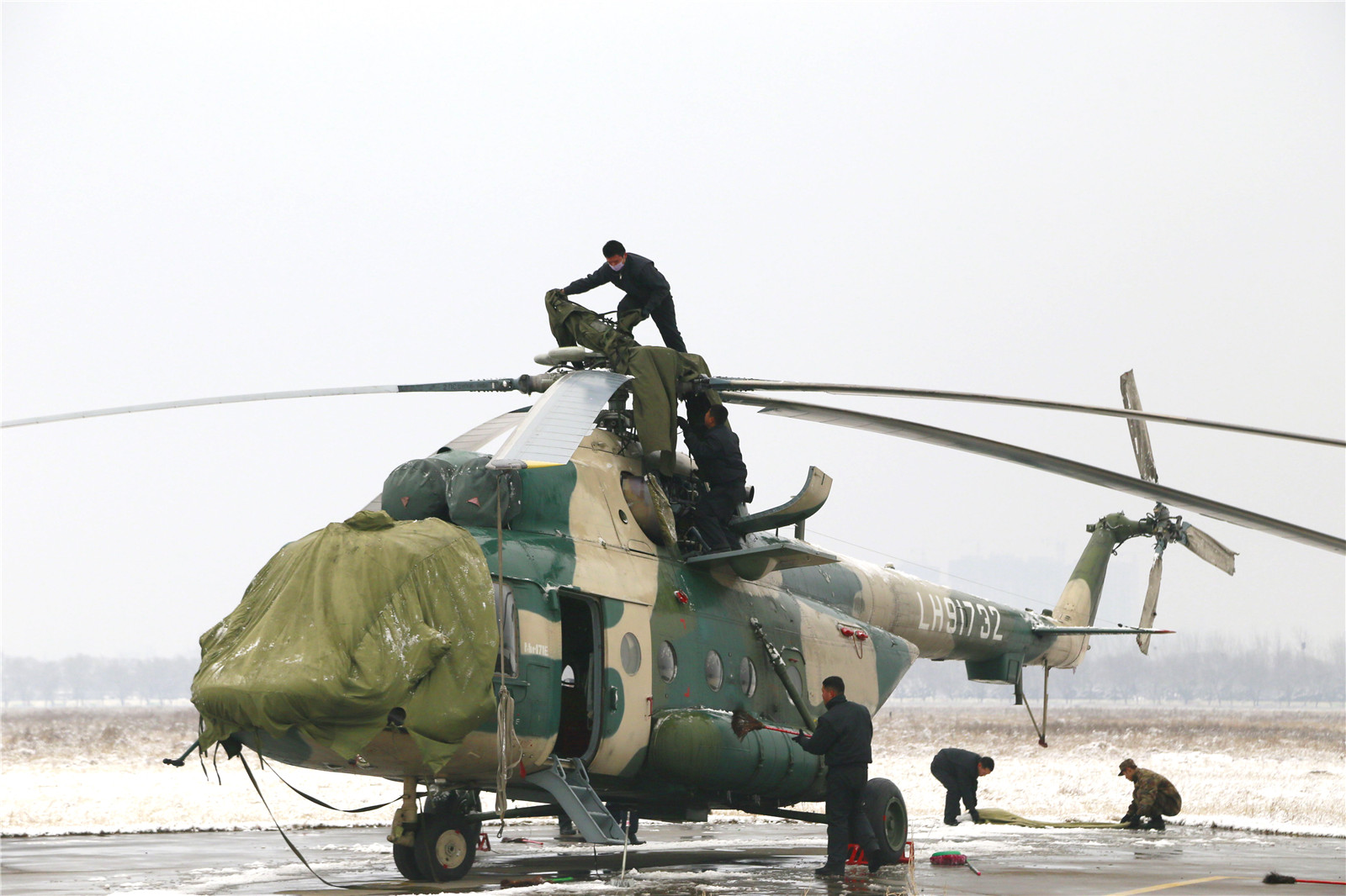 看陆航部队如何清理直升机积雪