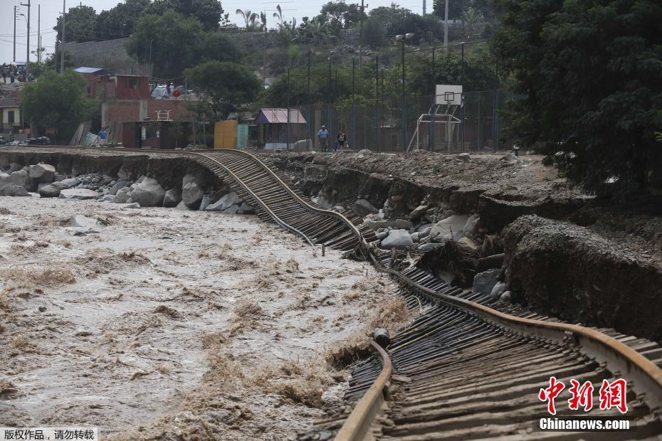 秘鲁暴雨洪水肆虐已致75死 桥梁断裂铁路坍塌