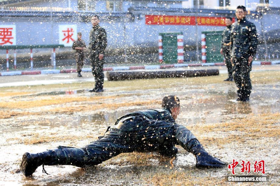 教员向队员们示范侧倒动作. 刘治乾 摄