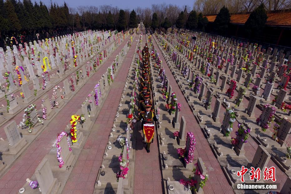 在山西省太原市永安殡仪馆,有这样一群人,他们热爱音乐,却经常演奏