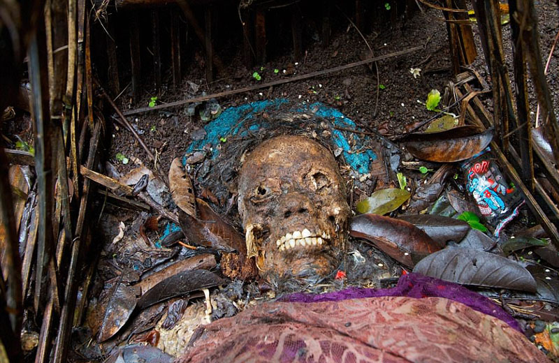 巴厘岛古村庄葬礼习俗:遗体腐烂后堆放
