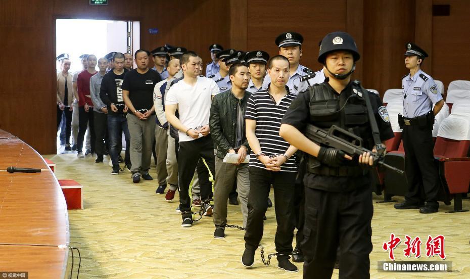 西安27人涉黑团伙受审 起诉书念一个多小时